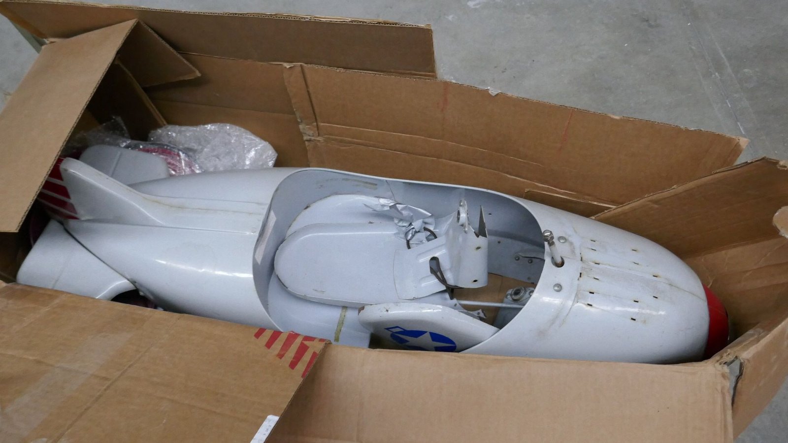 Ein Karton mit einem weißen Auto darin